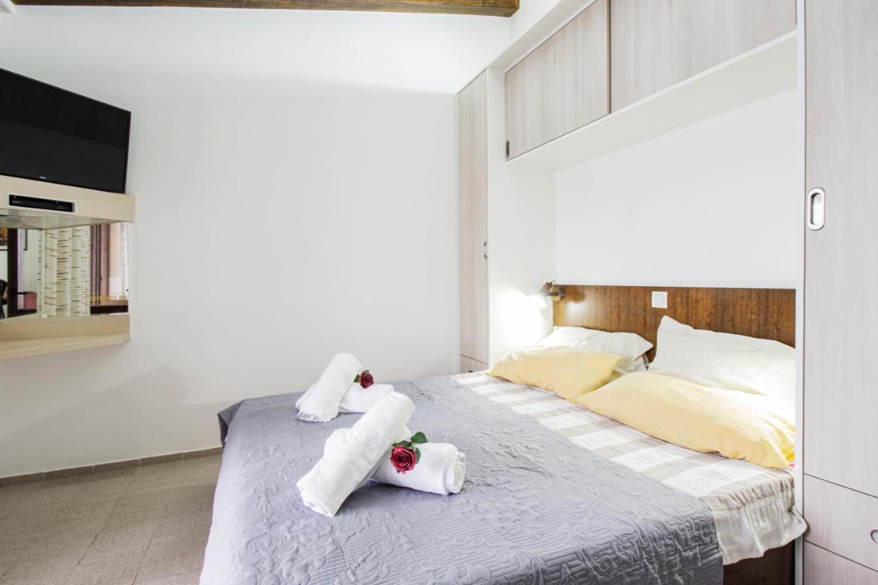Galapagus Privat Beach & Boat Dock Apartment Metajna Exterior foto
